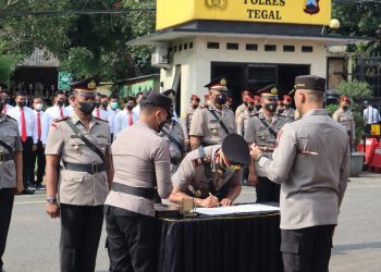 Upacara Serah Terima Jabatan (Sertijab) 6 pejabat utama berlangsung di halaman Mapolres Tegal