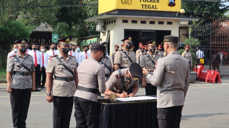 Upacara Serah Terima Jabatan (Sertijab) 6 pejabat utama berlangsung di halaman Mapolres Tegal