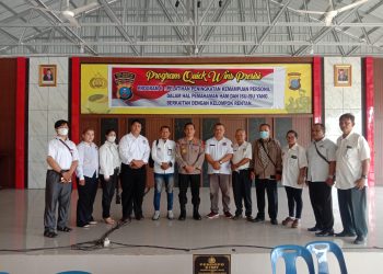 Kapolresta Deliserdang, Kombes Pol Irsan Sinuhaji, SIK, MH berfoto bersama dengan Panitia Natal KWK "Kasih" Sumut, Selasa (13/12/22). (Foto Dok/KWK Sumut)