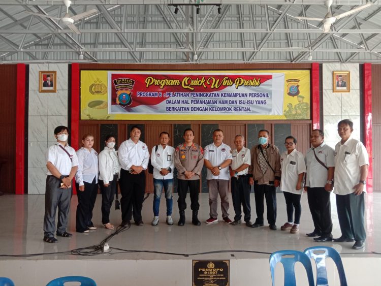 Kapolresta Deliserdang, Kombes Pol Irsan Sinuhaji, SIK, MH berfoto bersama dengan Panitia Natal KWK "Kasih" Sumut, Selasa (13/12/22). (Foto Dok/KWK Sumut)