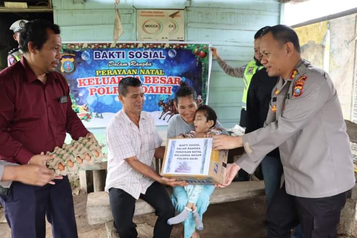 Kapolres Dairi AKBP Wahyudi Rahman, S.H, S.I.K, M.M memberikan bantuan berupa sembako kepada Masyarakat Kurang Mampu dan penyandang Disabilitas