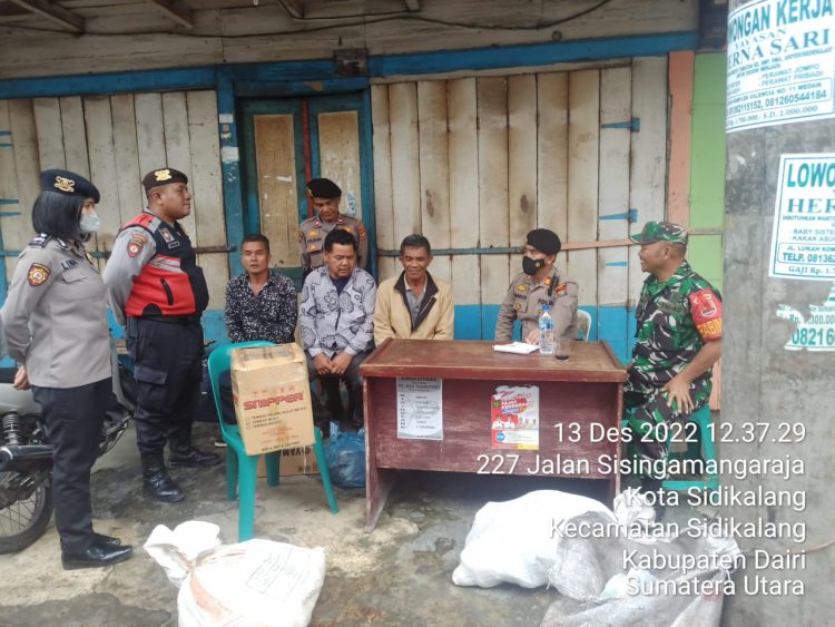 Personil Sat Samapta Polres Dairi dibawah pimpinan Kasat Samapta Polres Dairi AKP Tugono, SH Tingkatkat Patroli Dialogis bersama TNI-POLRI menjelang Natal dan Tahun Baru