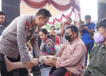 Kapolda Riau melaksanakan bakti sosial dengan memberikan bantuan kepada penyandang disabilitas. Berupa pemberian kaki palsu, kursi roda dan tongkat kruk