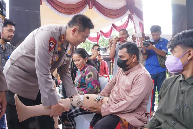 Kapolda Riau melaksanakan bakti sosial dengan memberikan bantuan kepada penyandang disabilitas. Berupa pemberian kaki palsu, kursi roda dan tongkat kruk