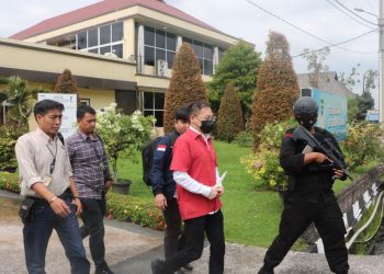 Bos judi online, Apin BK alias Jonni dibawa personel Polda Sumut untuk diserahkan ke Kejaksaan, Selasa (13/12/22). (Foto Dok/ Polda Sumut)