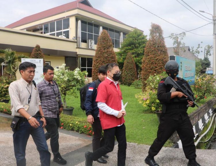 Bos judi online, Apin BK alias Jonni dibawa personel Polda Sumut untuk diserahkan ke Kejaksaan, Selasa (13/12/22). (Foto Dok/ Polda Sumut)