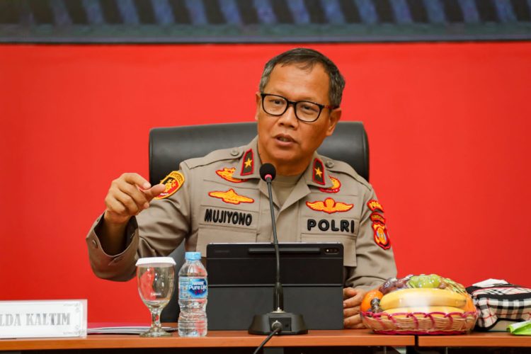 Wakapolda Kaltim Brigjen Pol. Drs. Mujiyono, S.H., M.Hum., saat memberikan pembekalan kepada Siswa Diktukba Polri SPN Polda Kaltim