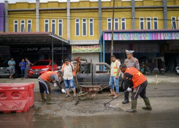 Polantas Lhokseumawe tambal jalan berlubang di jalur lintas Medan - Banda Aceh tepatnya di kawasan Kecamatan Muara Dua