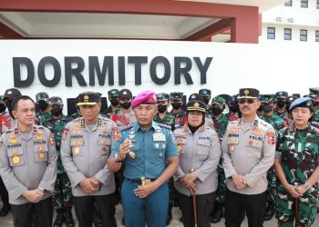 Dankodiklat TNI AL Letjen TNI (Mar) Suhartono melihat kegiatan diklat integrasi siswa Sepolwan dengan Diktukba TNI AD, AU dan AL