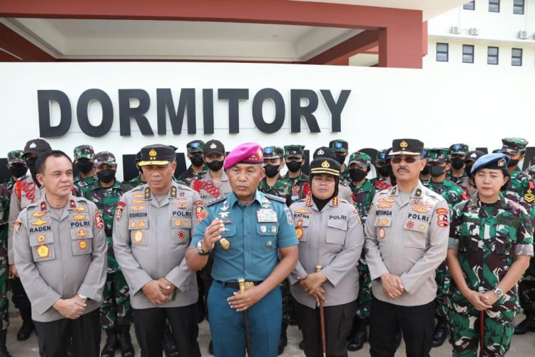 Dankodiklat TNI AL Letjen TNI (Mar) Suhartono melihat kegiatan diklat integrasi siswa Sepolwan dengan Diktukba TNI AD, AU dan AL