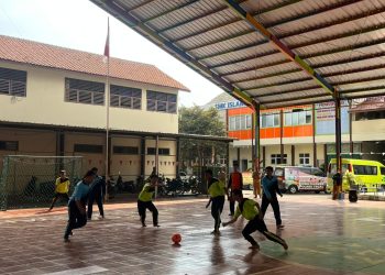 Pertandingan persahabatan futsal di SMK Islamiyah Adiwerna