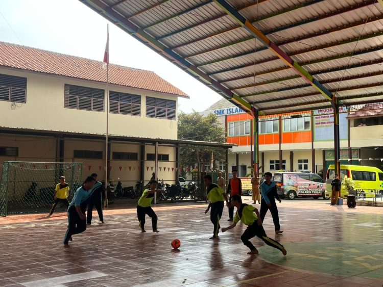 Pertandingan persahabatan futsal di SMK Islamiyah Adiwerna