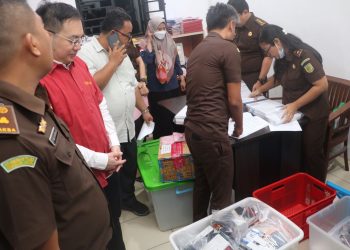 Bos judi online, Apin BK dengan memakai baju tahanan warna merah diserahkan ke Kejaksaan Tinggi Sumut, Selasa (13/12/22). (Foto Dok/Polda Sumut)