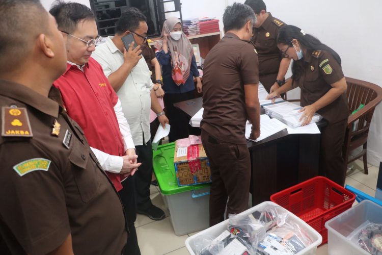 Bos judi online, Apin BK dengan memakai baju tahanan warna merah diserahkan ke Kejaksaan Tinggi Sumut, Selasa (13/12/22). (Foto Dok/Polda Sumut)