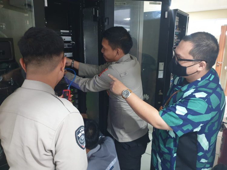 Personil Bid TIK melakukan penguatan jaringan ITE, yang bertujuan untuk kegiatan operasional di Satuan kerja yang ada di Mapolda Sumsel