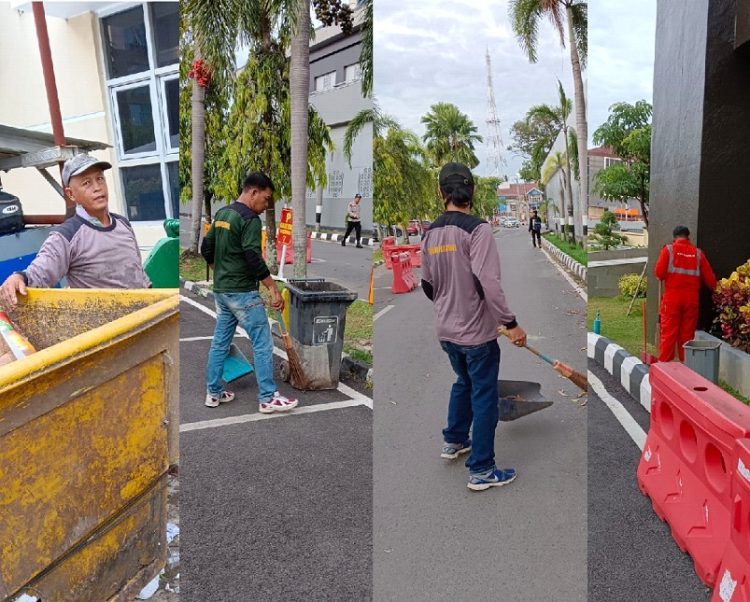 Para pahlawan kebersihan membuat Markas Polda Sumsel terlihat berseri