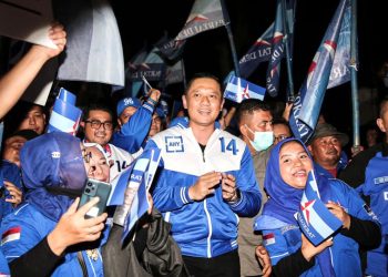 Ketua Umum Partai Demokrat Agus Harimurti Yudhoyono (AHY) berjalan kaki datang ke kantor KPU pusat