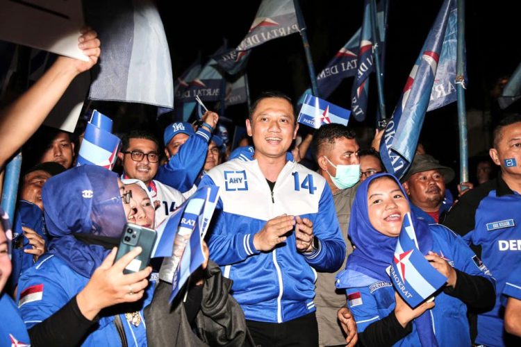 Ketua Umum Partai Demokrat Agus Harimurti Yudhoyono (AHY) berjalan kaki datang ke kantor KPU pusat