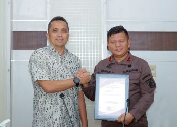 Pj Wali Kota Sabang, Reza Fahlevi memberikan penghargaan kepada Kejaksaan Negeri Sabang atas sumbangsihnya yang telah bersinergi dengan BPKD Kota Sabang