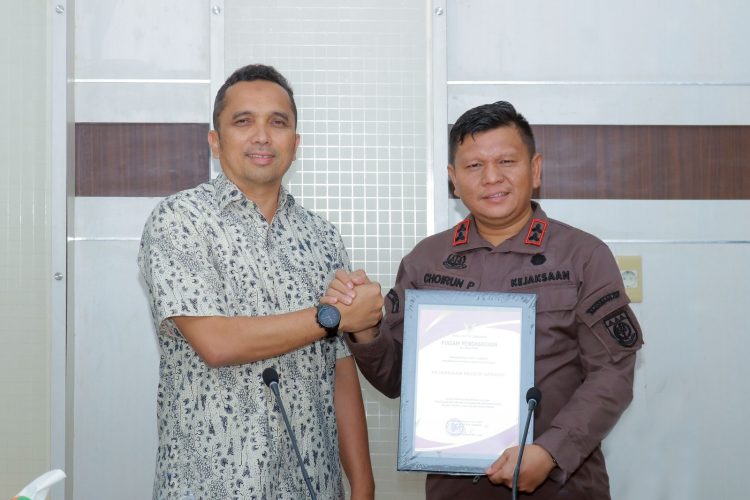 Pj Wali Kota Sabang, Reza Fahlevi memberikan penghargaan kepada Kejaksaan Negeri Sabang atas sumbangsihnya yang telah bersinergi dengan BPKD Kota Sabang