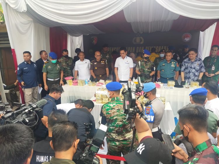 Tim Direktorat Tindak Pidana Narkoba Bareskrim Polri bersama Polda Sumut dan Pomdam I/BB laksanakan press rilis kasus peredaran narkoba yang melibatkan anggota TNI dan warga sipil yang digelar di RS Pirngadi Medan, Kamis (15/12/22). (Foto Dok/ Polda Sumut)
