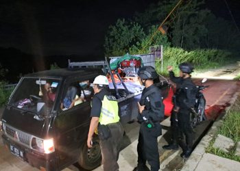 Personel Ditsamapta Polda Kaltim laksanakan patroli dan pengamanan di sekitar kawasan pos pam dermaga dan bangunan jalan Tol Pulau Balang
