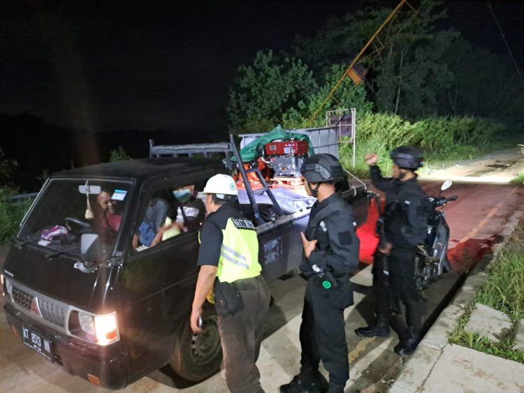 Personel Ditsamapta Polda Kaltim laksanakan patroli dan pengamanan di sekitar kawasan pos pam dermaga dan bangunan jalan Tol Pulau Balang