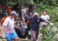 Tim Gabungan Polsek Mentok Polres Bangka Barat mengevakuasi pekerjaan tambang yang tertimpa tanah di lokasi tambang Pal 2, Sungaidaeng
