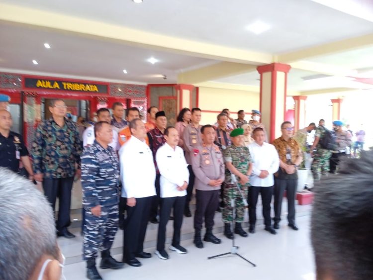 Kapoldasu Irjen Panca Putra Simanjuntak saat memberi penjelasan usai Rakor didampingi Pangdam I/BB Mayjen TNI Achmad Daniel Chardin dan para pejabat lainnya di Aula Tribrata, Jumat (16/12/22). (Foto Dok/ Polda Sumut)
