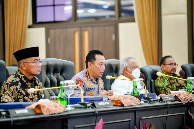 Kapolri Jenderal Listyo Sigit Prabowo mengikuti rapat lintas sektoral kementerian/lembaga, dalam rangka kesiapan pengamanan dan penjagaan perayaan Natal dan Tahun Baru (Nataru) di Mabes Polri