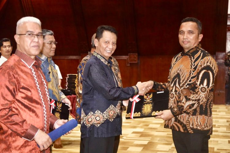 Pj Wali Kota Sabang, Reza Fahlevi menghadiri acara penyerahan Daftar Isian Pelaksanaan Anggaran (DIPA) dan Buku Alokasi Transfer Ke Daerah (TKD) tahun anggaran 2023 serta pemberian penghargaan WTP