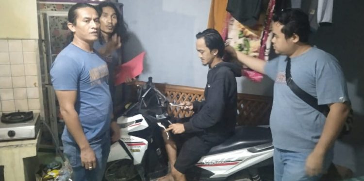 Polda Sumut melalui Subdit III/Jatanras Ditreskrimum mengamankan Rizky Lewa alias Reza (25) di Paya Bakung Desa Terang Bulan Sunggal Melati Disk pasca membunuh siswi SMA, Jumat (16/12/22) dini hari. (Foto Dok/ Polda Sumut)