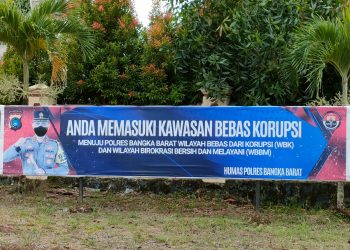 Polres Bangka Barat melakukan pemasangan spanduk didepan Makopolres Bangka Barat