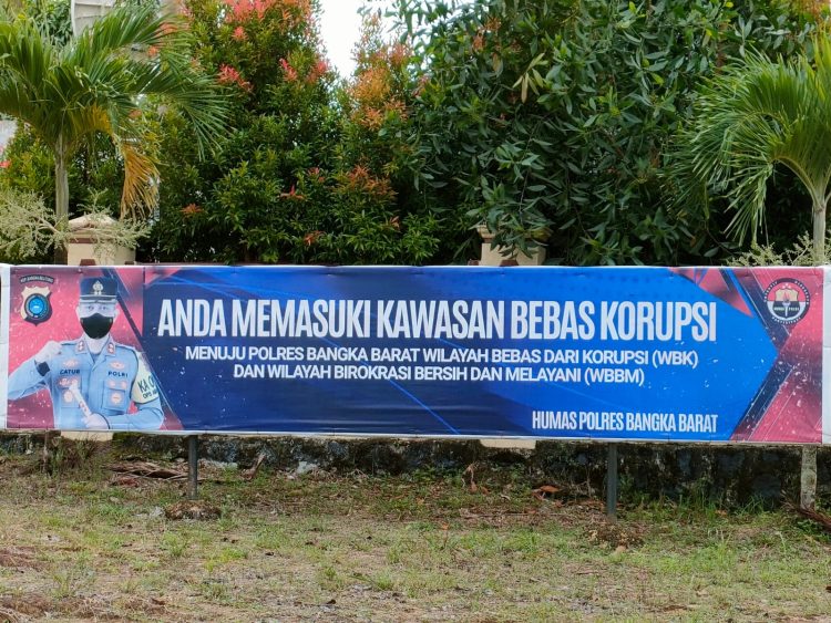 Polres Bangka Barat melakukan pemasangan spanduk didepan Makopolres Bangka Barat