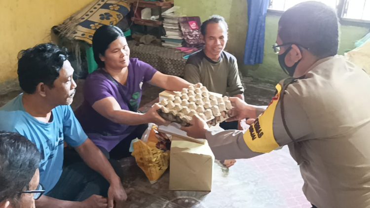 Kapolsek Dumai Timur AKP Rainly L, S.H, S.I.K, melaksanakan kegiatan Poiisi Humanis. Jum'at (16/12/2022)