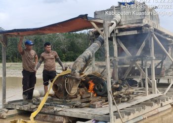 Personil Polsek Benai Polres Kuantan Singingi Riau di pimpin langsung Kanit Reskrim Polsek Benai AIPDA Eko Kurnia, S.H, beserta 3 personil lakukan operasi Penertiban Penambangan Emas Tanpa Izin (PETI)