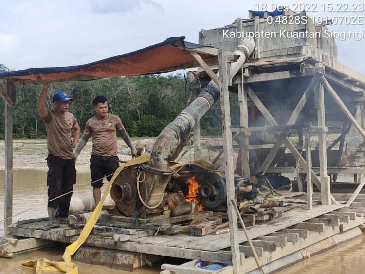 Personil Polsek Benai Polres Kuantan Singingi Riau di pimpin langsung Kanit Reskrim Polsek Benai AIPDA Eko Kurnia, S.H, beserta 3 personil lakukan operasi Penertiban Penambangan Emas Tanpa Izin (PETI)