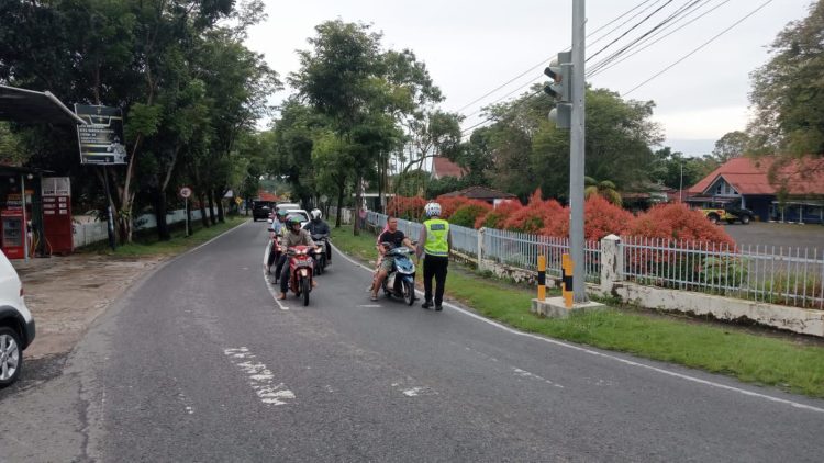 Sat Lantas Polres Bangka Barat melakukan pemantauan di objek wisata