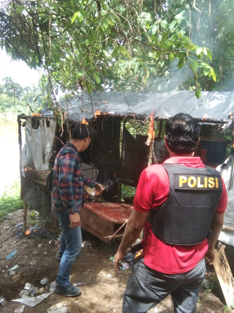 Sat Narkoba Polres Muratara Polda Sumsel menggerebek Gubuk Tempat Penyalahgunaan Narkoba Serta membakar pondok-pondok berada di pinggir Sungai Rawas, yang disinyalir tempat pesta narkoba