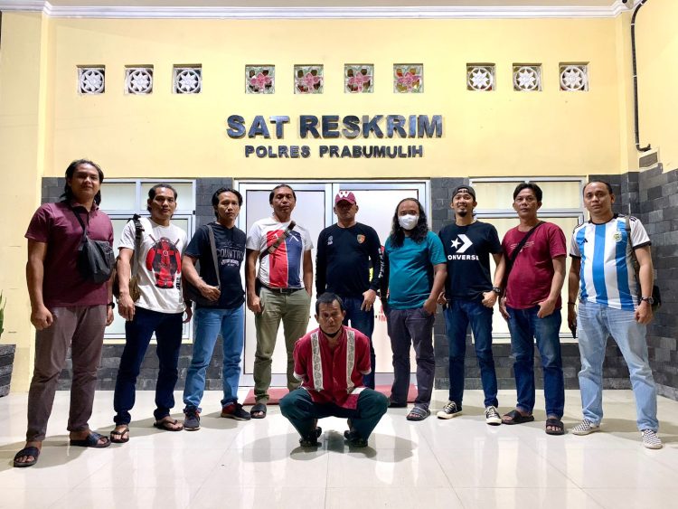 Anggota Satreskrim Polres Prabumulih berhasil meringkus M Arif (55) pelaku pembunuhan yang terjadi di depan Toko Yasaka Fried Chiken di Jalan Jenderal Sudirman, Kecamatan Prabumulih Timur
