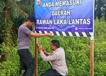 Sat Lantas Polres Nagan Raya melakukan pemasangan spanduk himbauan daerah rawan kecelakaan lalu lintas di beberapa titik