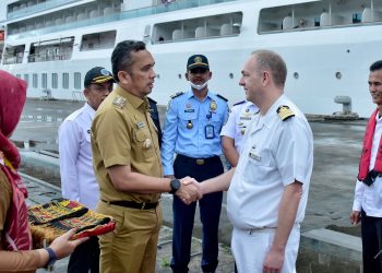 Pj Wali Kota Sabang, Reza Fahlevi bersama BPKS dan Forkopimda serta instansi lainnya, menyambut kunjungan kapal pesiar MV. Seabourn Encore