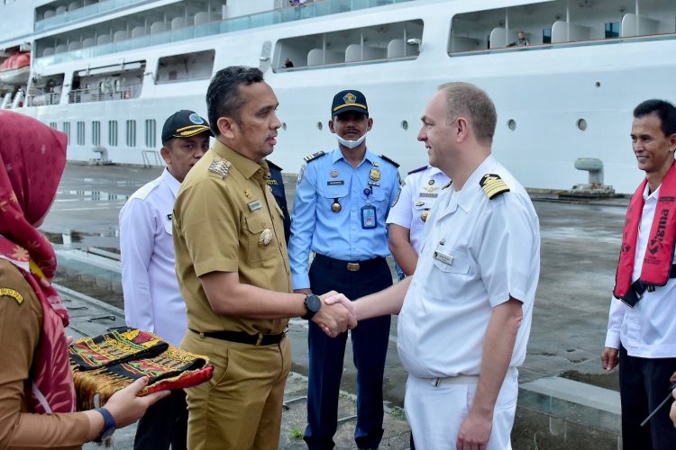 Pj Wali Kota Sabang, Reza Fahlevi bersama BPKS dan Forkopimda serta instansi lainnya, menyambut kunjungan kapal pesiar MV. Seabourn Encore