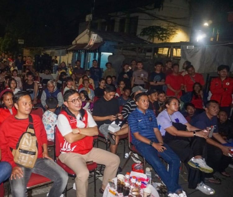 Ratusan warga rt 004 rw 001 Jl. Kwini no. 7 kelurahan senen, kecamatan senen, jakarta pusat menyambut antusias acara nonton bareng (nobar) final Piala Dunia 2022