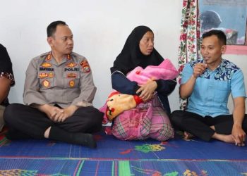 Kapolres Dairi AKBP Wahyudi Rahman, S.H, S.I.K, M.M bersama dengan Personil Polres Dairi Kunjungi Korban Penculikan Anak Bayi dan Berikan Bantuan Talih Asih