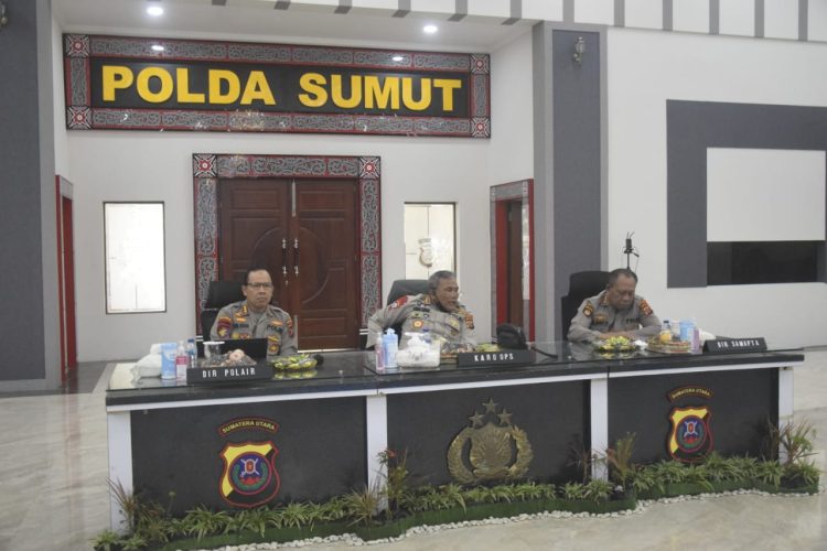 Kapolda Sumut diwakili Kepala Biro Operasional Polda Sumut Kombes Pol Desman Sujaya Tarigan S.H mimimpin Rapat Teknis Lintas Sektoral Bidang Operasional dalam rangka Kesiapan Pengaman jelang Natal 2022 dan Tahun Baru 2023 di Wilayah Provinsi Sumatera Utara, Senin (19/12/22) di Aula Tribrata Mapolda Sumut. (Foto Dok/ Polda Sumut)