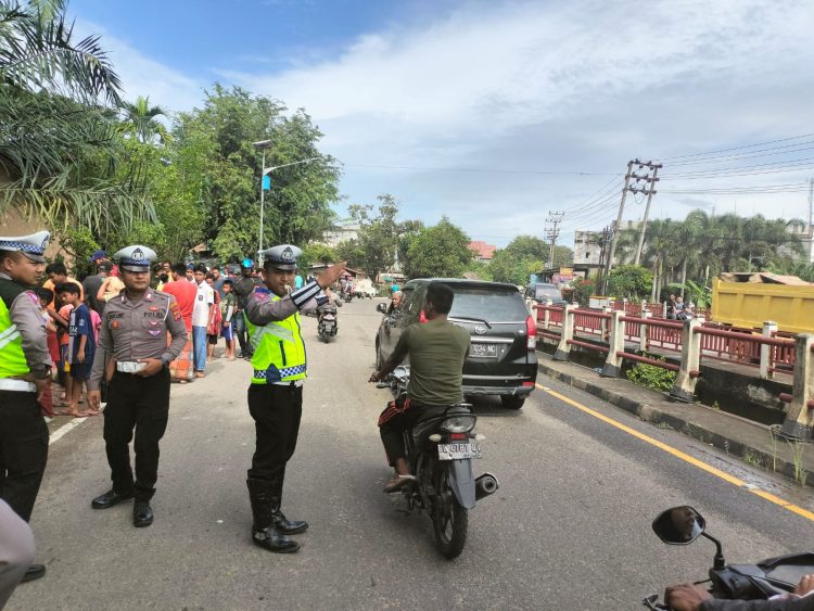 Personel Polantas Lhokseumawe dibantu Polsek Blang Mangat melakukan pengamanan di Tempat Kejadian Perkara (TKP) kecelakaan lalulintas