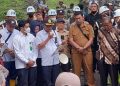Pengadilan Negeri Simalungun melakukan pembacaan ketetapan eksekusi dari ketua pengadilan Negeri Simalungun, dan selanjutnya melaksanakan eksekusi (foto : Mitrapolri.com)