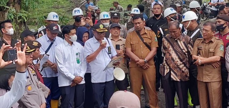 Pengadilan Negeri Simalungun melakukan pembacaan ketetapan eksekusi dari ketua pengadilan Negeri Simalungun, dan selanjutnya melaksanakan eksekusi (foto : Mitrapolri.com)