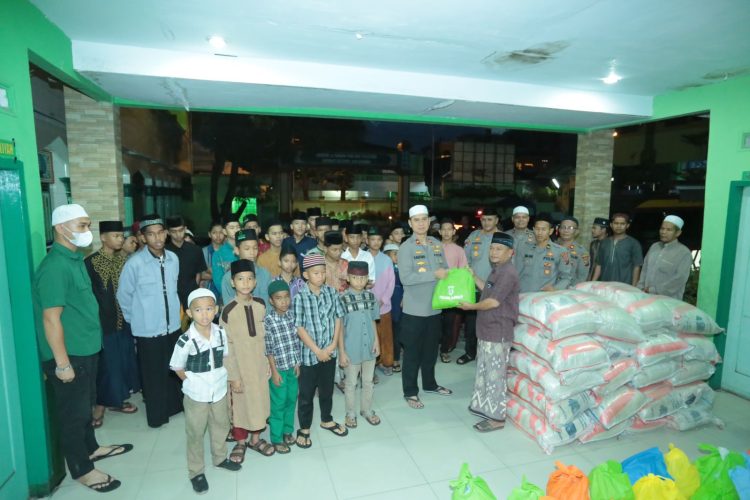 Wakapolda Sumut Brigjen Pol Dr. Dadang Hartanto., S.H.,S.I.K., M.Si memberikan sembako dari Kapolda Sumut sebanyak 23 paket kepada jemaah usai sholat shubuh di Mesjid Al-Hikmah Jalan Ismailiyah Medan, Selasa (20/12/22). (Foto Dok/ Polda Sumut)